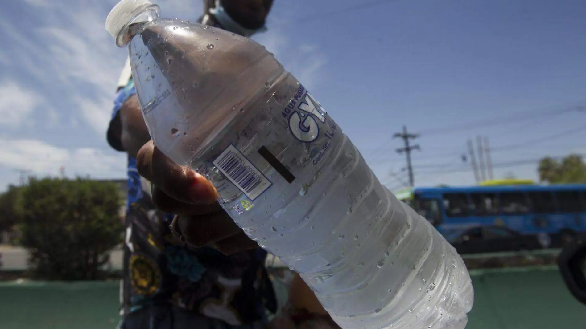 Agua embotellada-nanoplásticos